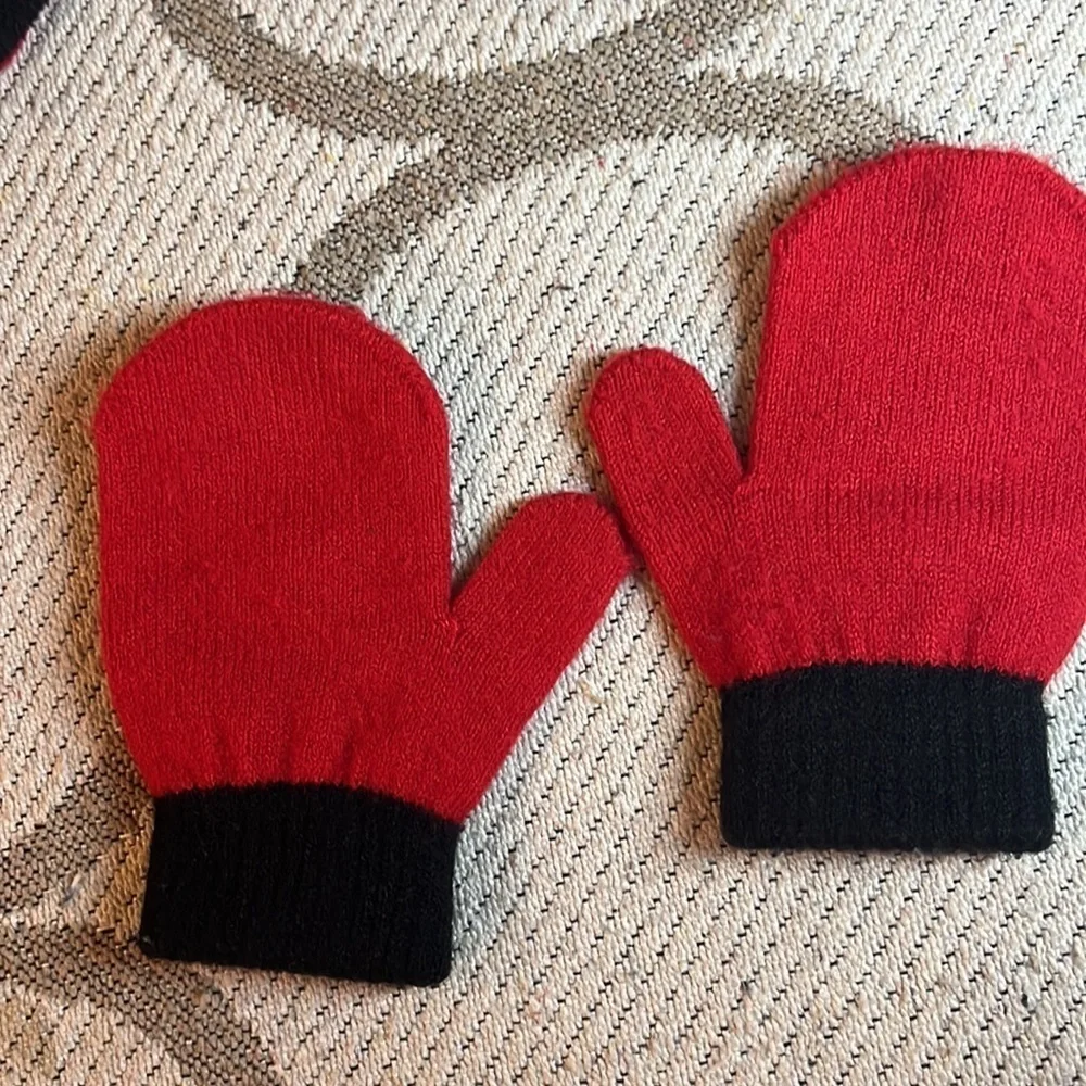 Disney Mickey Mouse hat & mittens